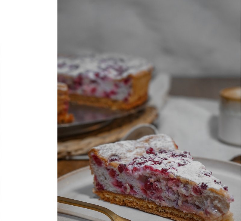 Baiser-Kuchen mit Johannisbeeren